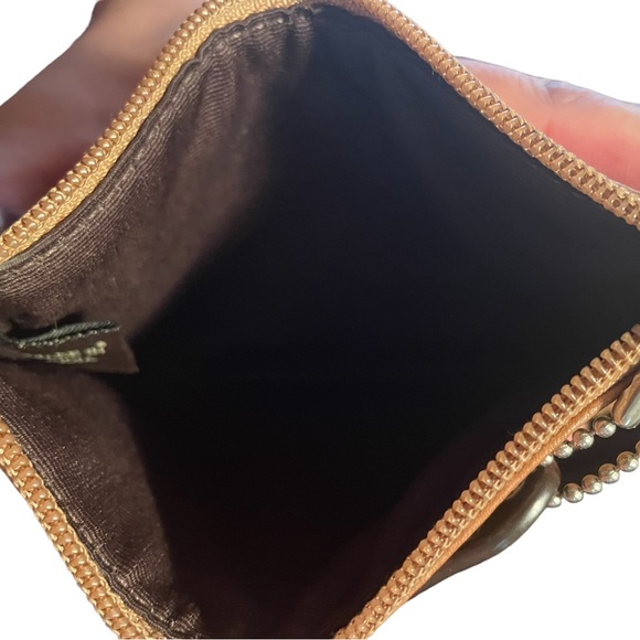 👜 HOST PICK 👜NWOT Coach brown leather wristlet with stamped coach monogram - Picture 3 of 5